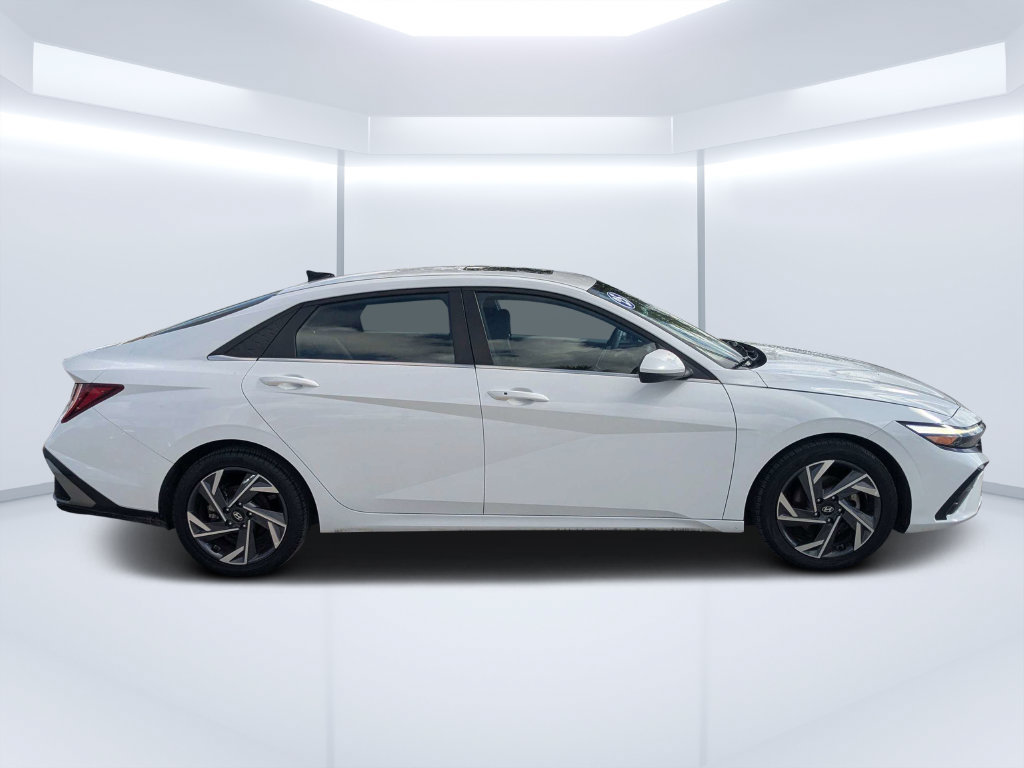 Used 2025 Hyundai Elantra SEL FWD image 2