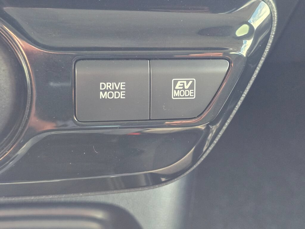 Used 2020 Toyota Prius LE AWD/4WD image 31