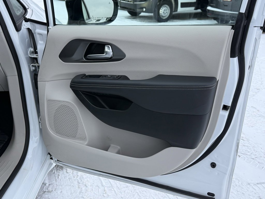 Used 2024 Chrysler Pacifica Touring-L image 27