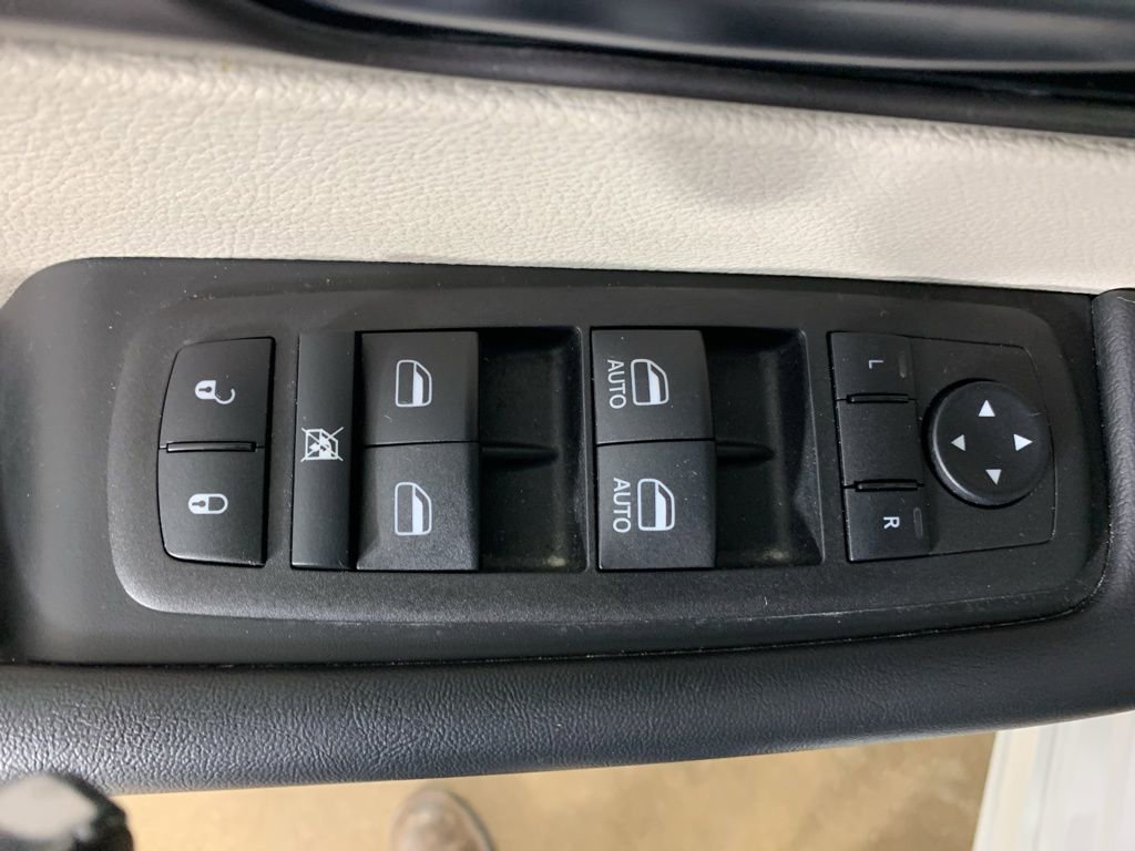 Used 2023 Chrysler Pacifica Touring-L FWD image 18