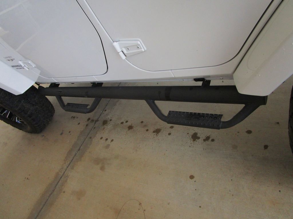 Used 2017 Jeep Wrangler Unlimited Sahara w/ Connectivity Group image 15