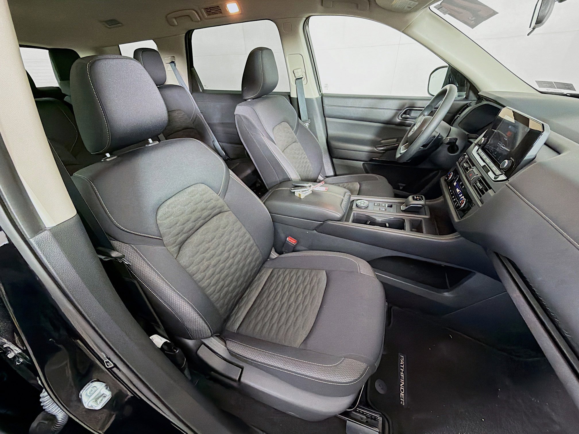 Used 2024 Nissan Pathfinder S image 27