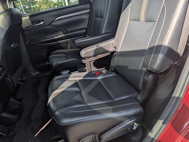 Used 2018 Toyota Highlander SE FWD image 14
