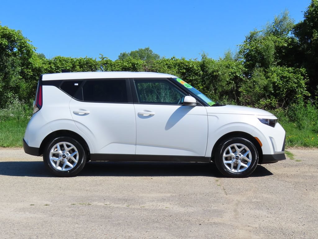 Certified 2025 Kia Soul LX w/ LX Technology Package FWD image 2