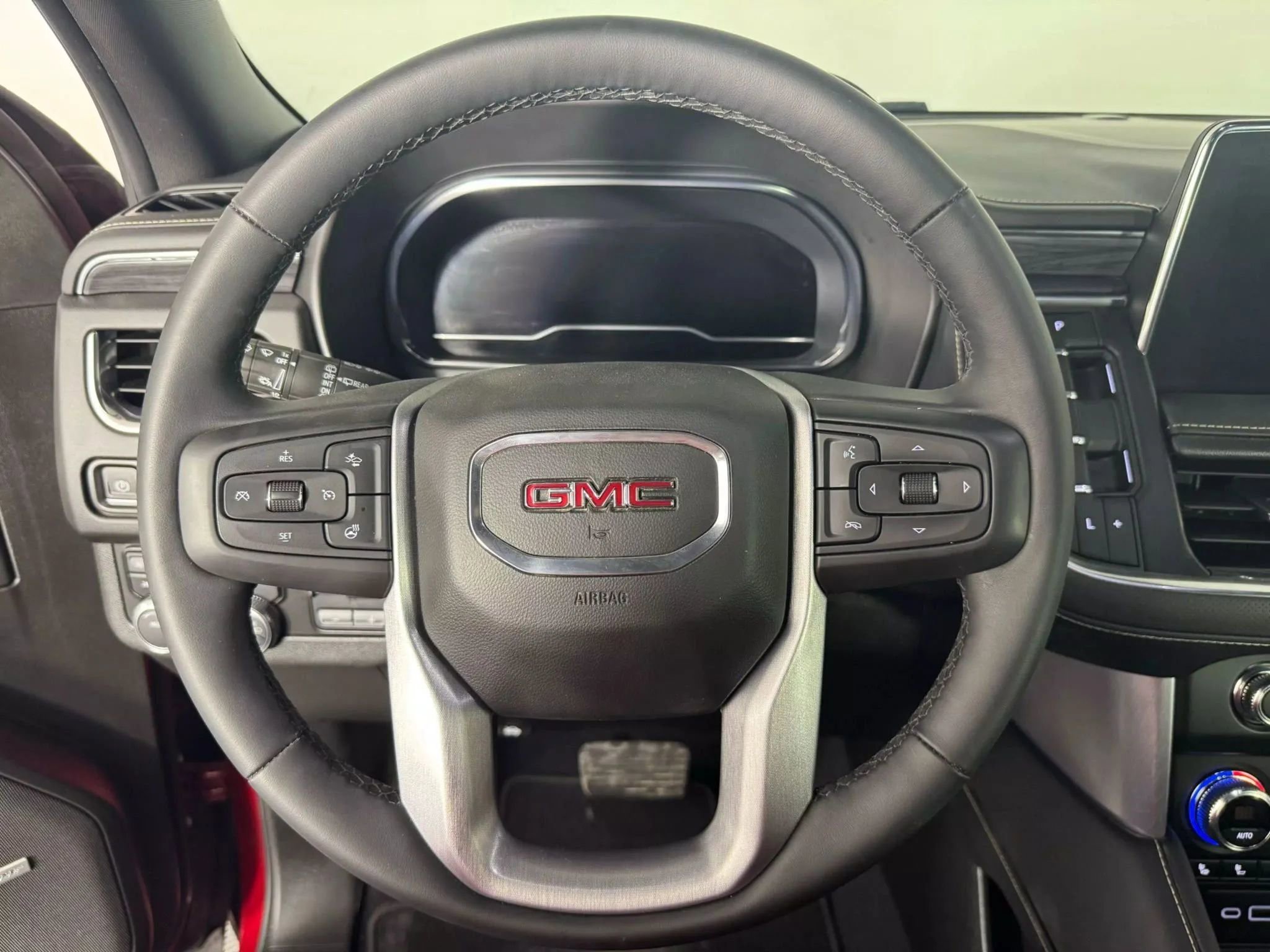 Used 2023 GMC Yukon SLT w/ SLT Luxury Package image 13