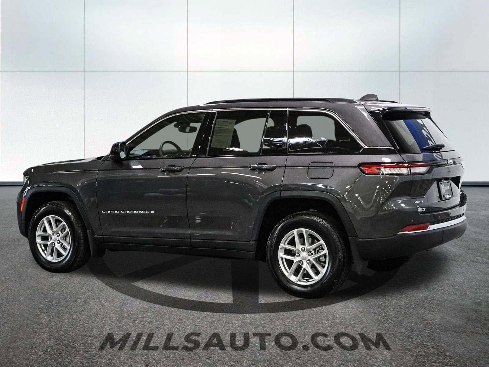 Used 2024 Jeep Grand Cherokee Laredo X w/ Luxury Tech Group I image 4