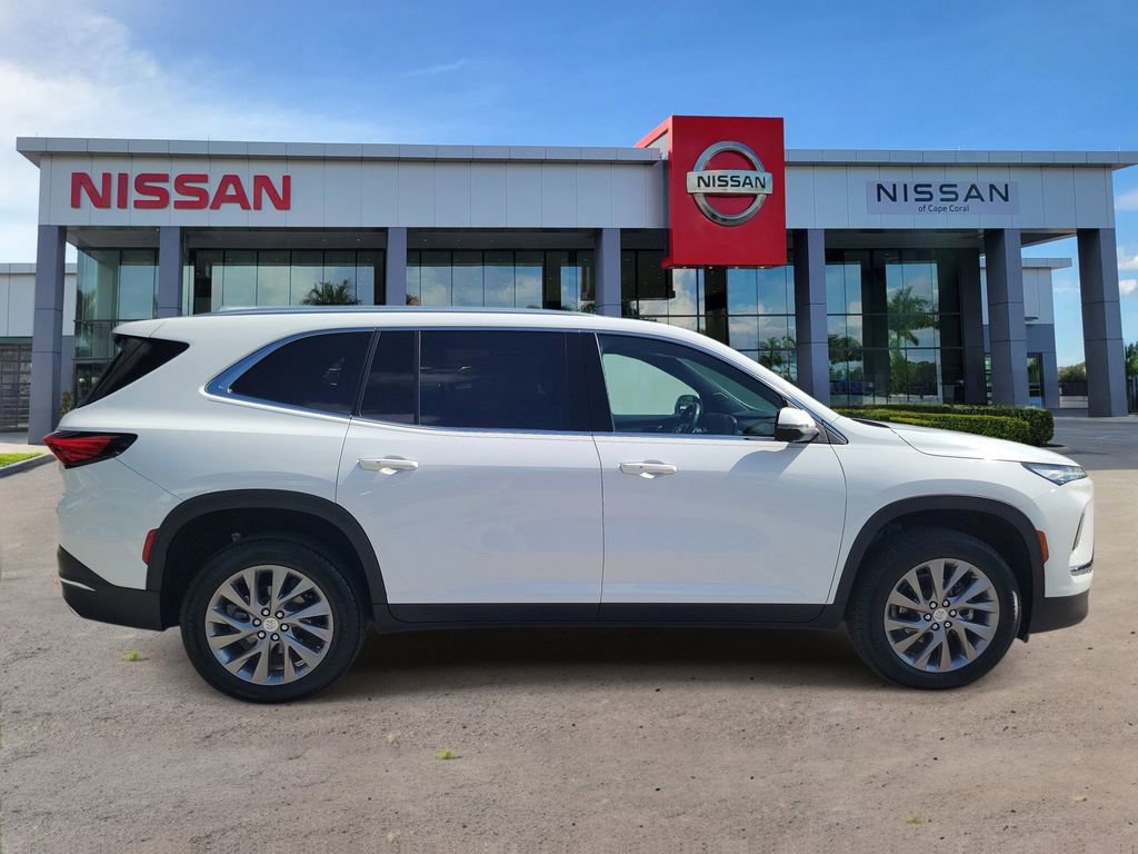 Used 2025 Buick Enclave Preferred FWD image 3