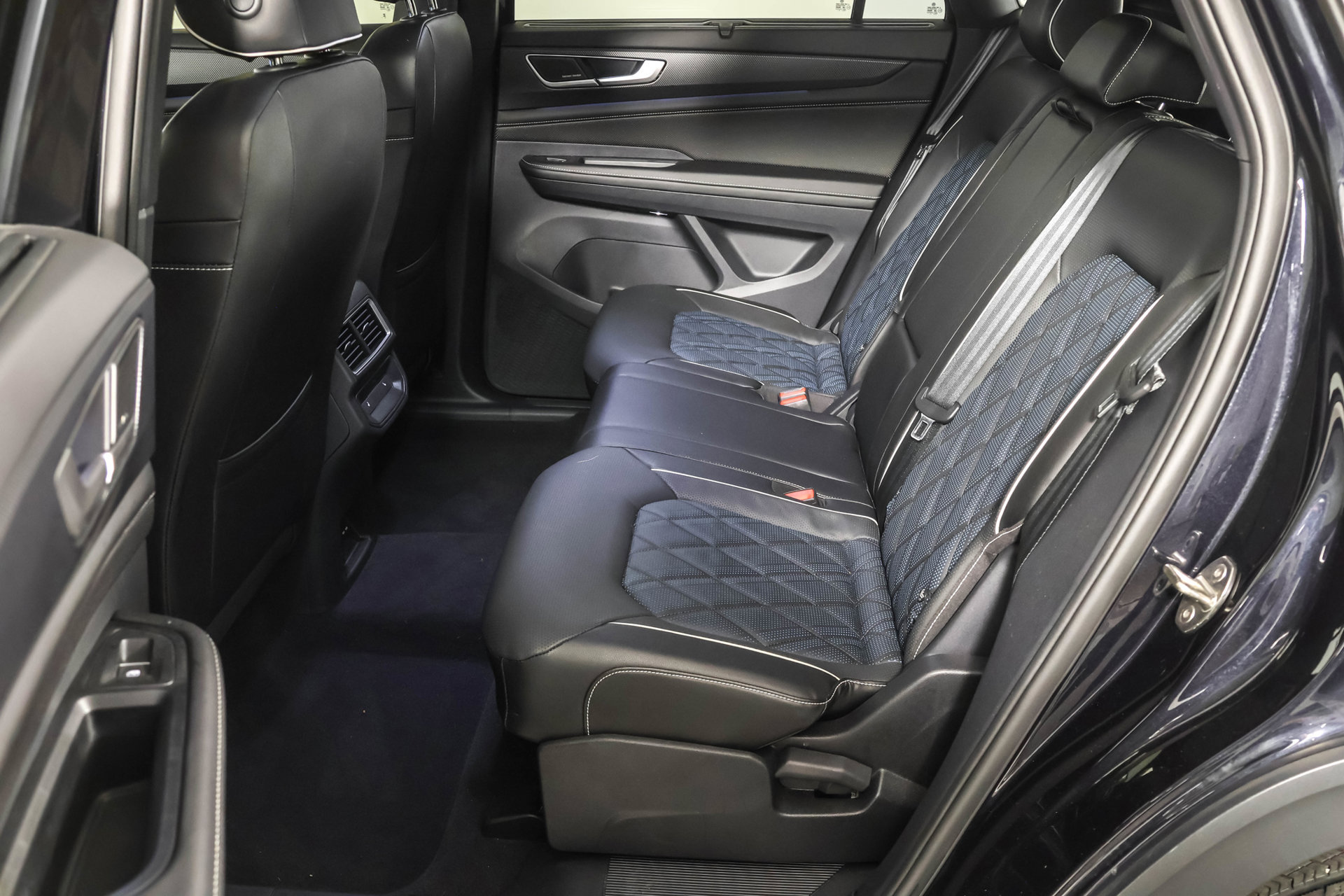 Used 2024 Volkswagen Atlas Cross Sport SEL Premium R-Line AWD/4WD image 36