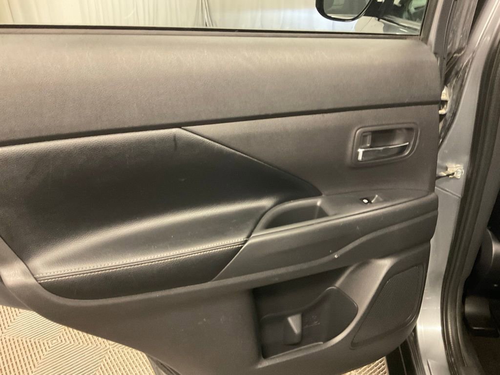 Used 2016 Mitsubishi Outlander GT AWD/4WD image 33