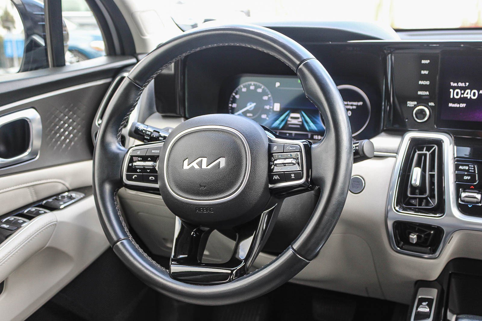 Used 2023 Kia Sorento SX image 16