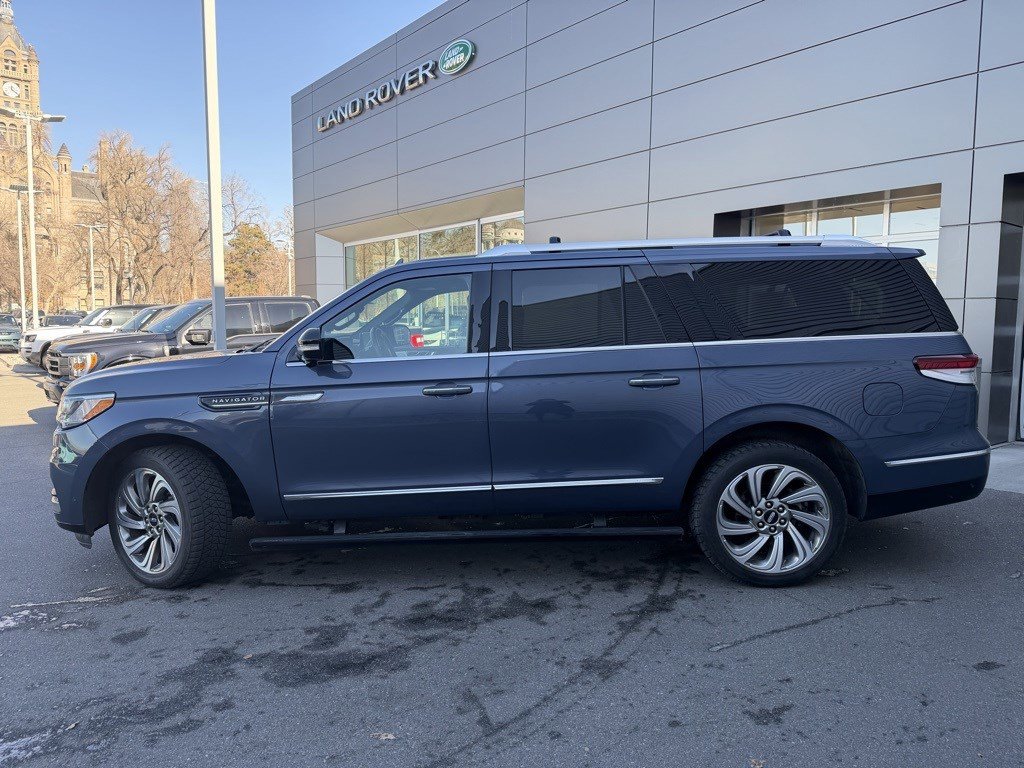 Used 2022 Lincoln Navigator L Reserve image 2