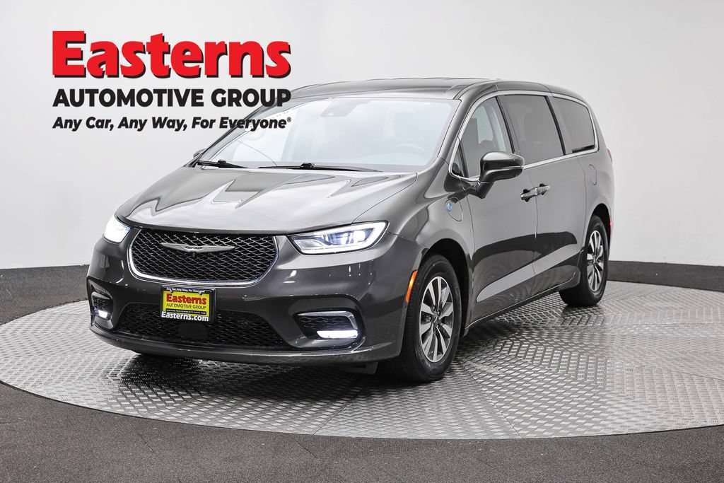 Used 2022 Chrysler Pacifica Touring-L w/ Uconnect Theater Family Group