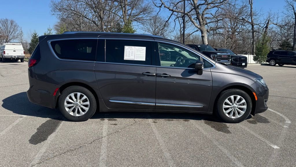 Used 2019 Chrysler Pacifica Touring-L image 2