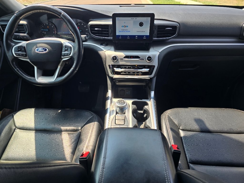 Used 2021 Ford Explorer XLT w/ Equipment Group 202A AWD/4WD image 28