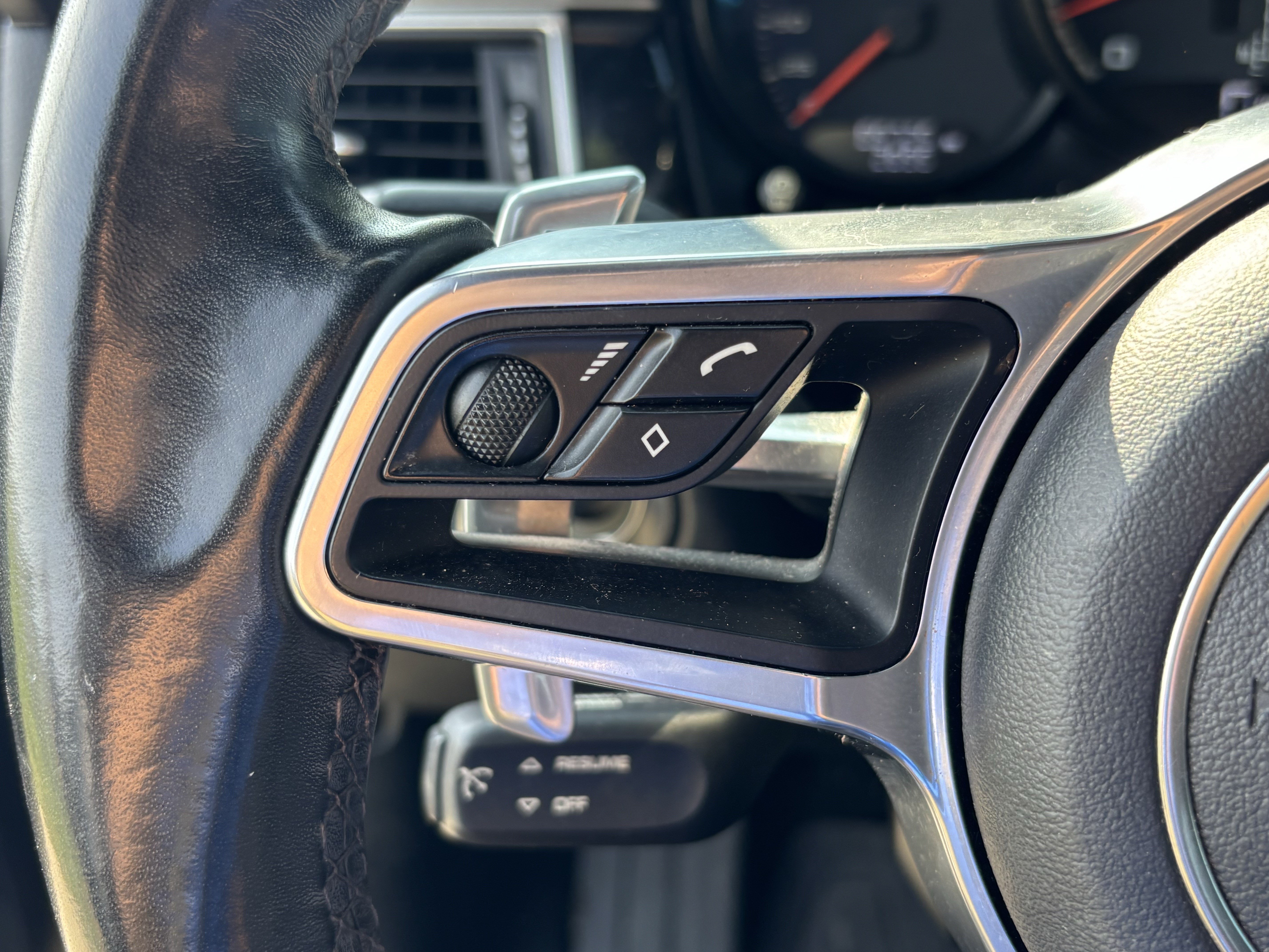 Used 2018 Porsche Macan Turbo AWD/4WD image 19