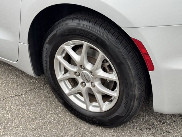 Used 2024 Chrysler Pacifica Touring-L image 6