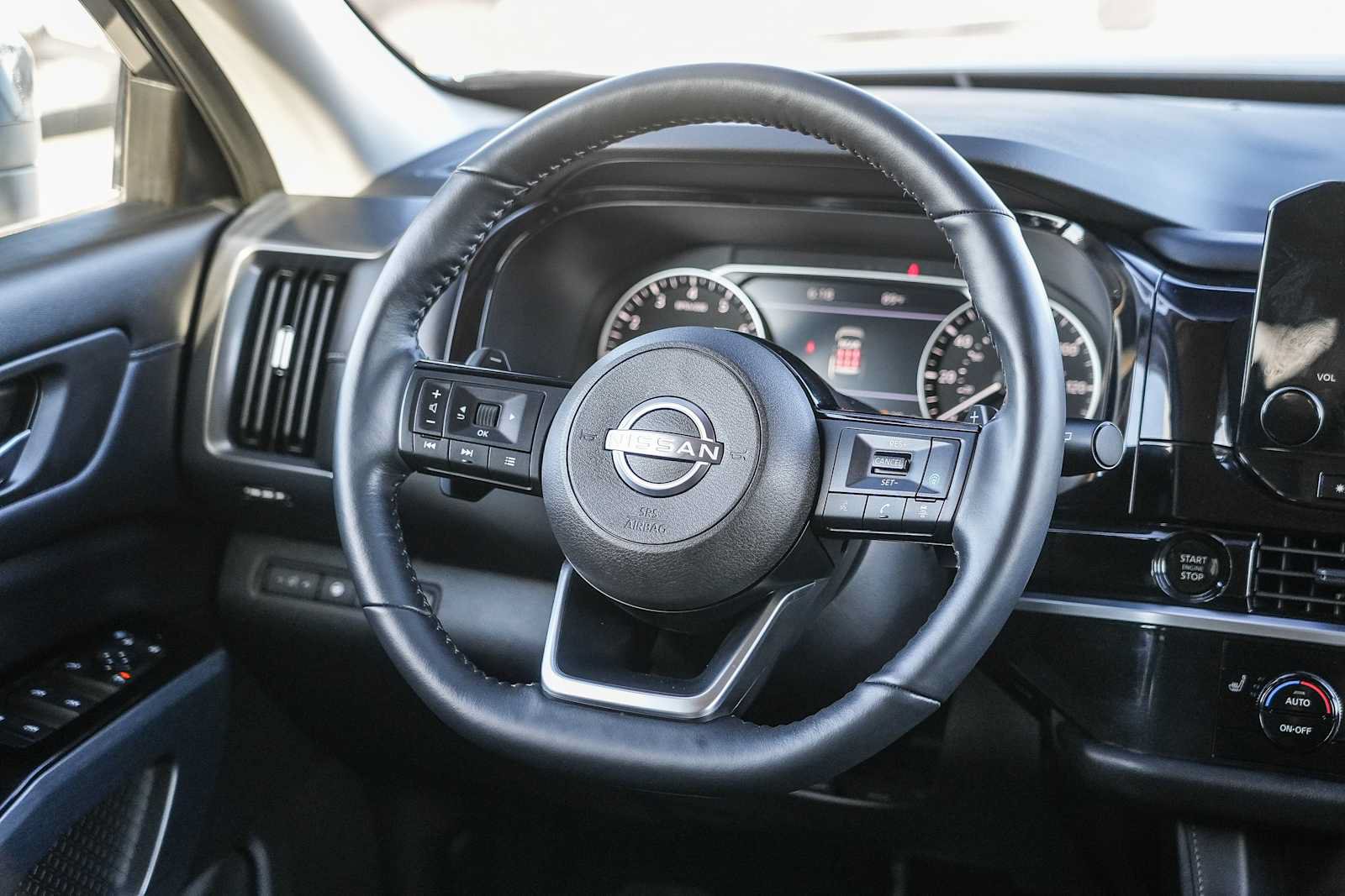 Used 2025 Nissan Pathfinder SL w/ Black Appearance Package FWD image 15