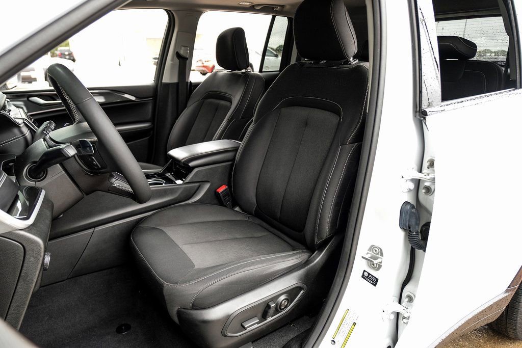 Used 2023 Jeep Grand Cherokee Laredo w/ Luxury Tech Group I image 8