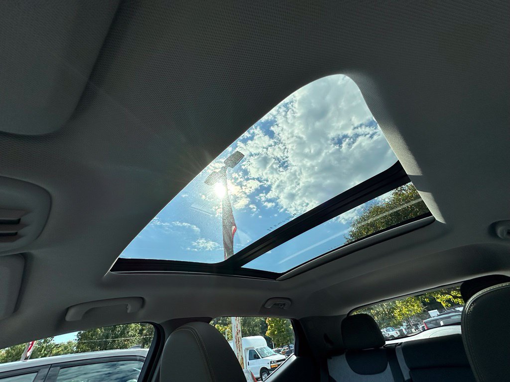 Used 2023 Chevrolet Bolt EUV Premier w/ Sun & Sound Package FWD image 18