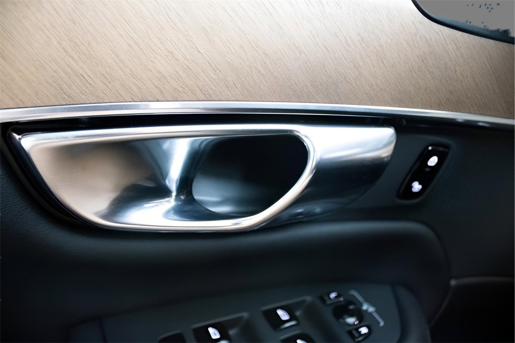 Certified 2025 Volvo XC90 T8 Plus image 21
