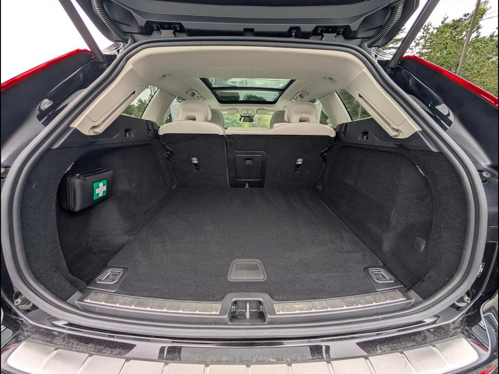 Certified 2024 Volvo XC60 B5 Plus w/ Protection Package Premier AWD/4WD image 9