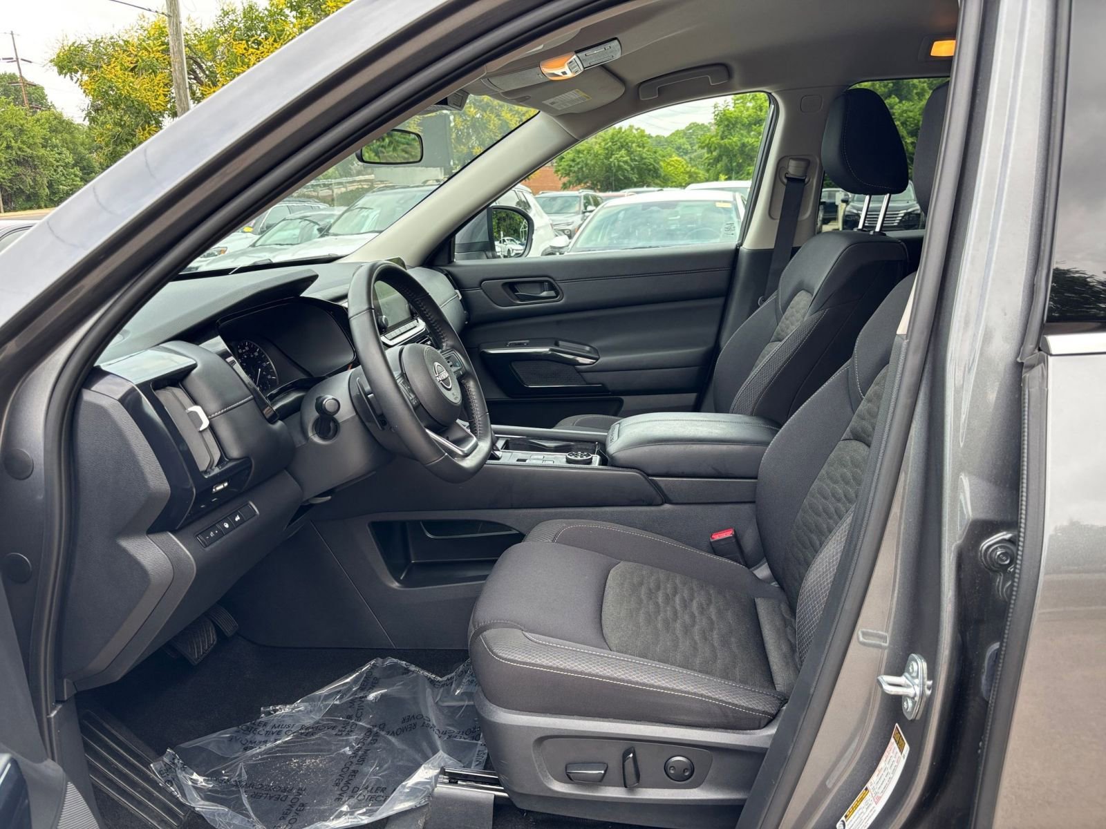Used 2025 Nissan Pathfinder SV AWD/4WD image 28