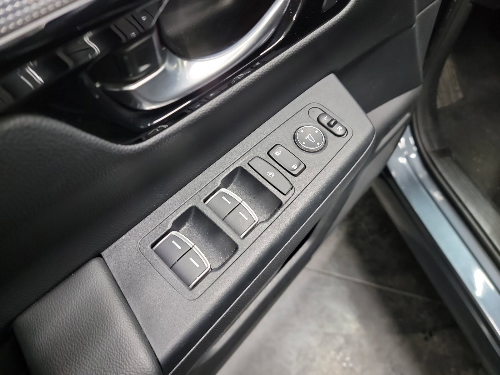 Used 2023 Honda CR-V EX-L image 14