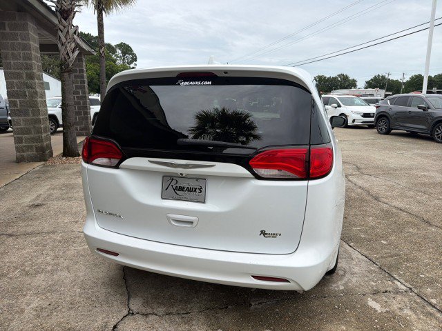 Used 2017 Chrysler Pacifica Touring w/ Tire & Wheel Group FWD image 5