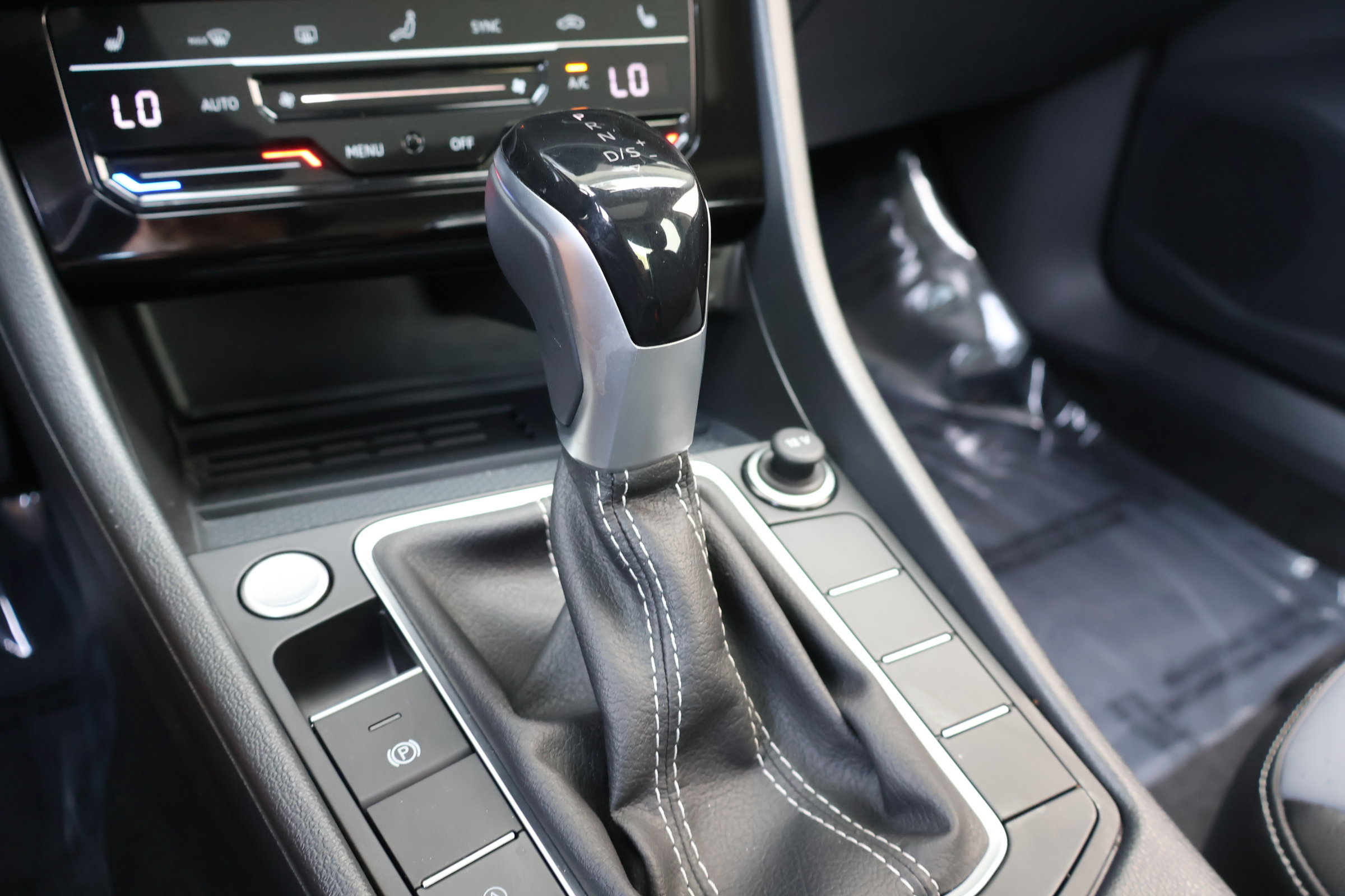 Used 2025 Volkswagen Jetta SE w/ Sunroof Package image 26