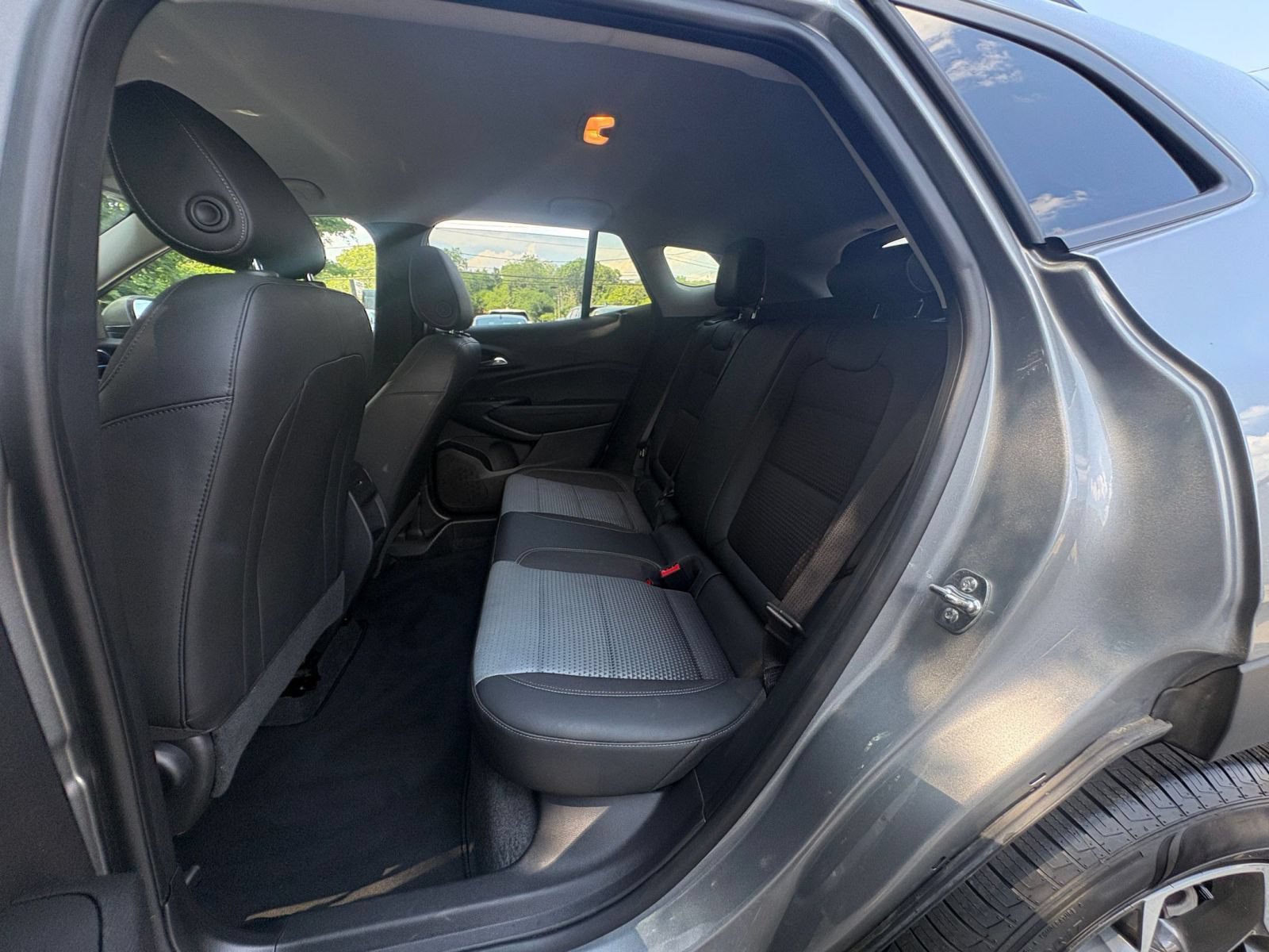 Used 2025 Chevrolet Trax LT w/ LT Convenience Package FWD image 23