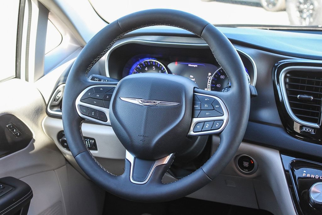 Used 2024 Chrysler Pacifica Touring-L image 19