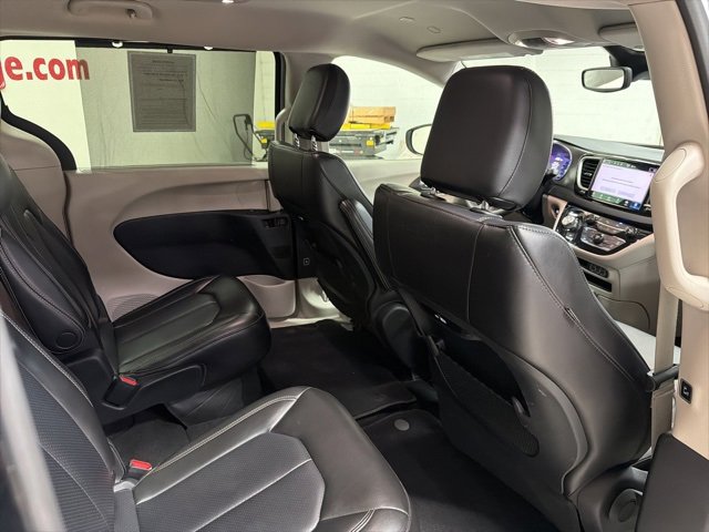 Used 2023 Chrysler Pacifica Touring-L image 18