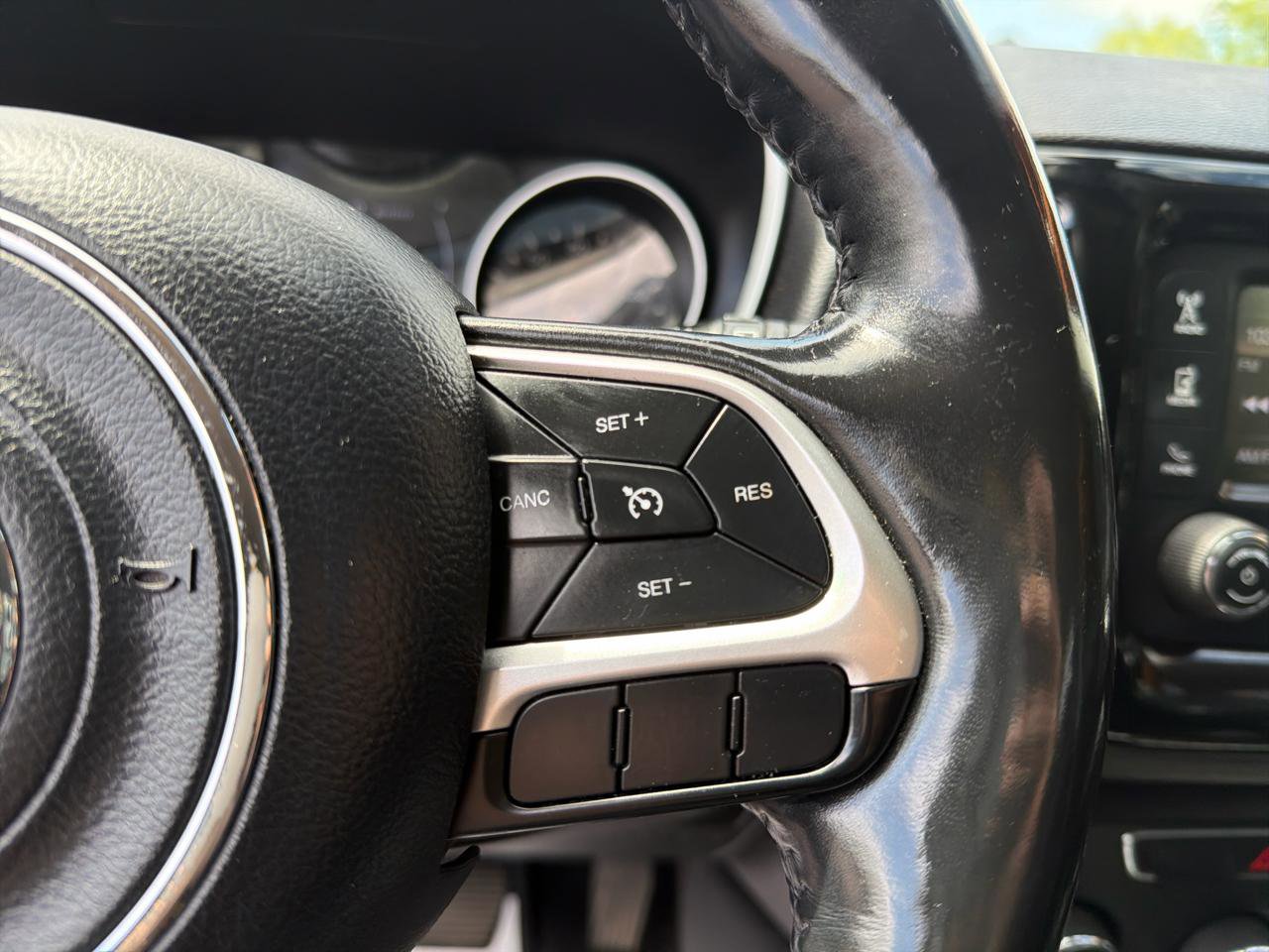 Used 2018 Jeep Compass Latitude AWD/4WD image 13