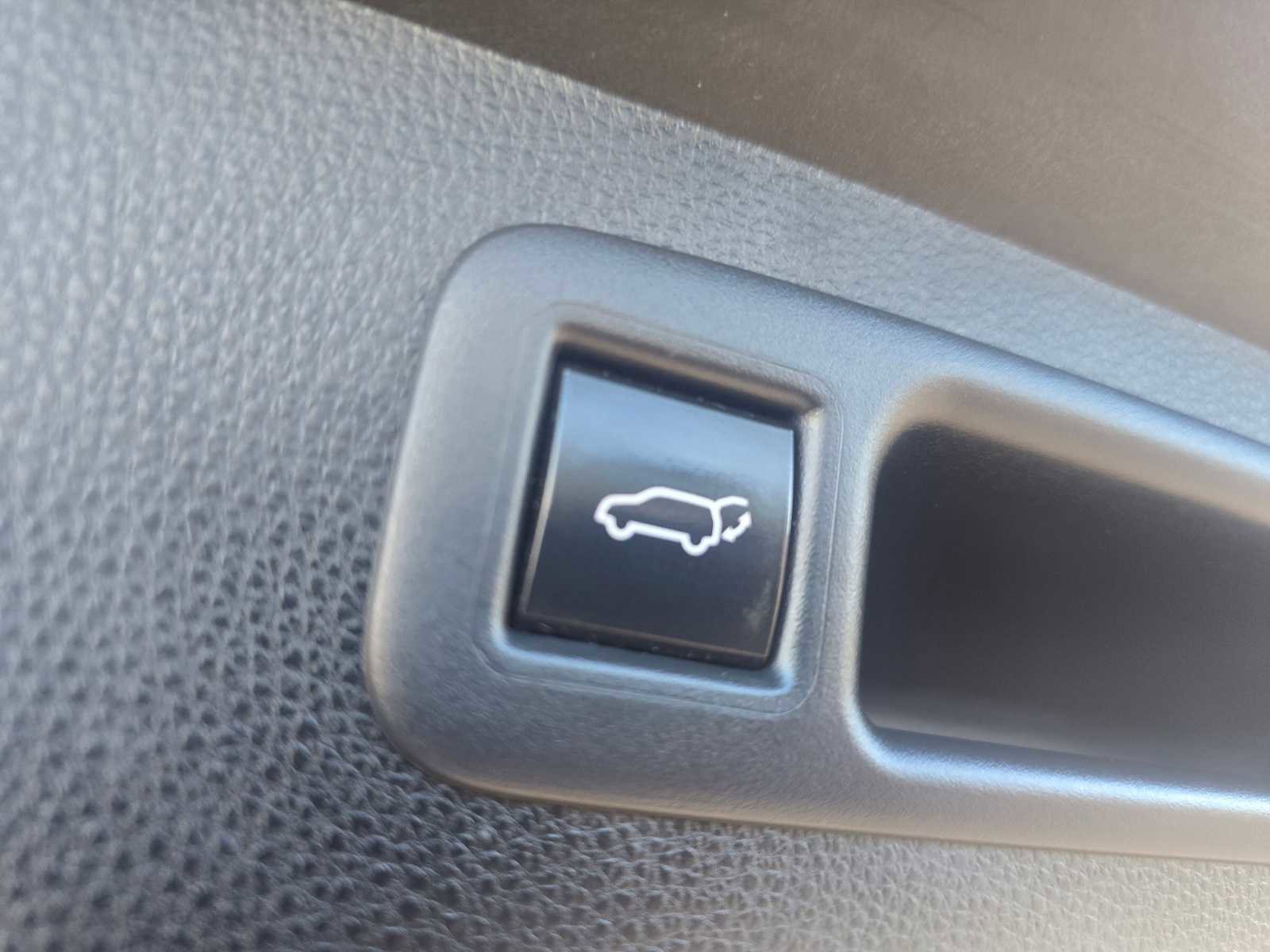 Used 2021 Toyota Highlander XLE image 18