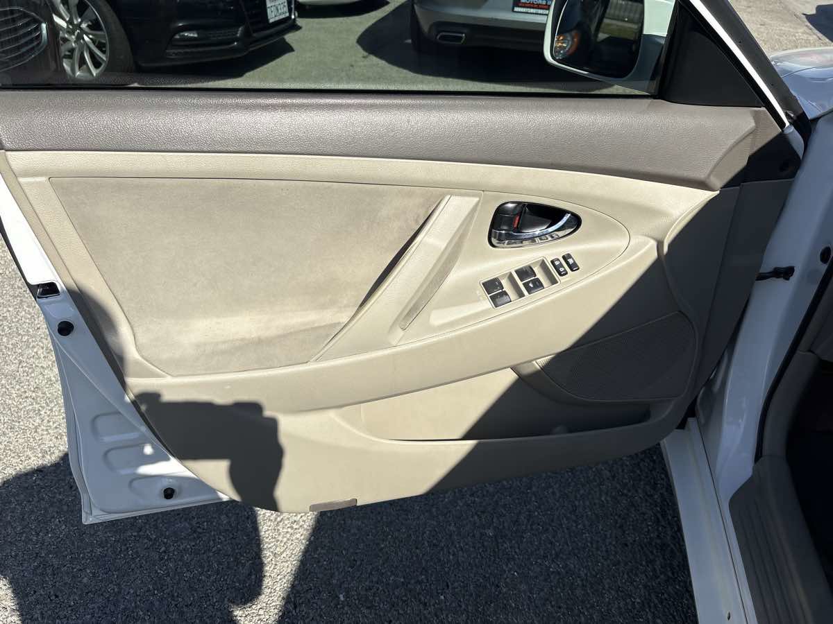 Used 2011 Toyota Camry LE image 12