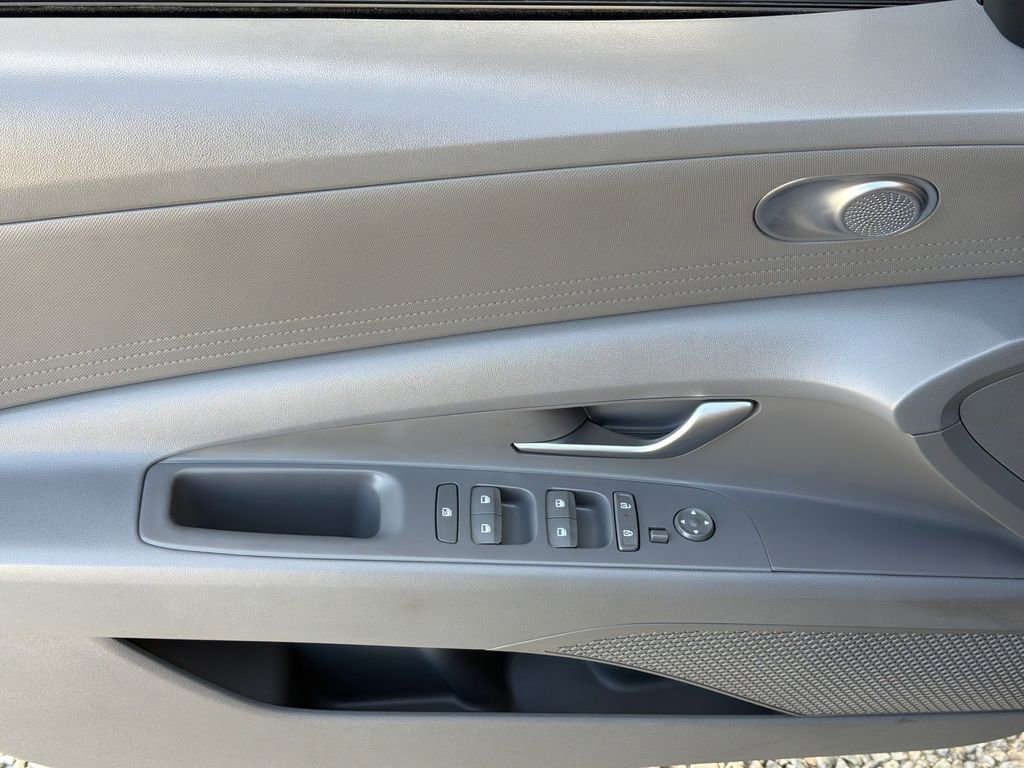 Used 2025 Hyundai Elantra SE image 3