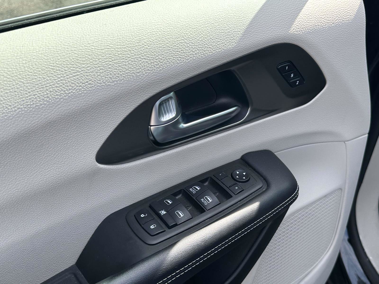 Used 2023 Chrysler Pacifica Touring-L image 17