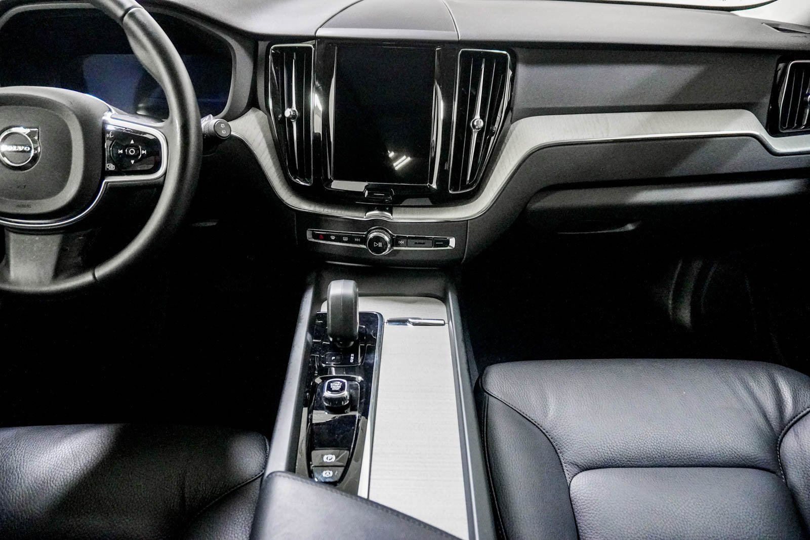 Used 2025 Volvo XC60 B5 Plus image 22