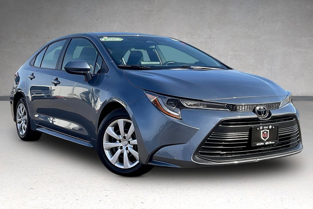 Used 2025 Toyota Corolla LE FWD image 2