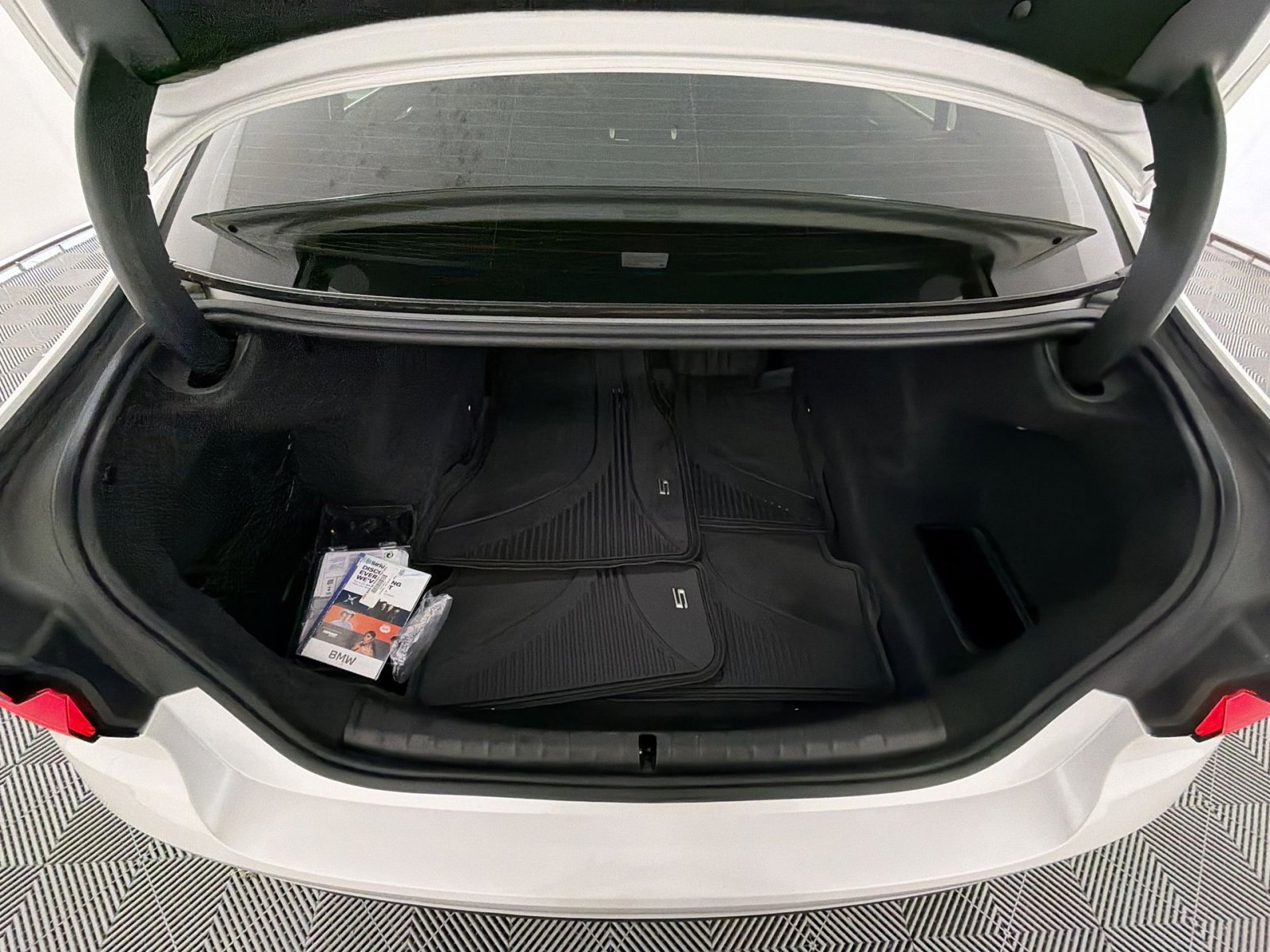 Used 2023 BMW 540i xDrive w/ Premium Package image 26