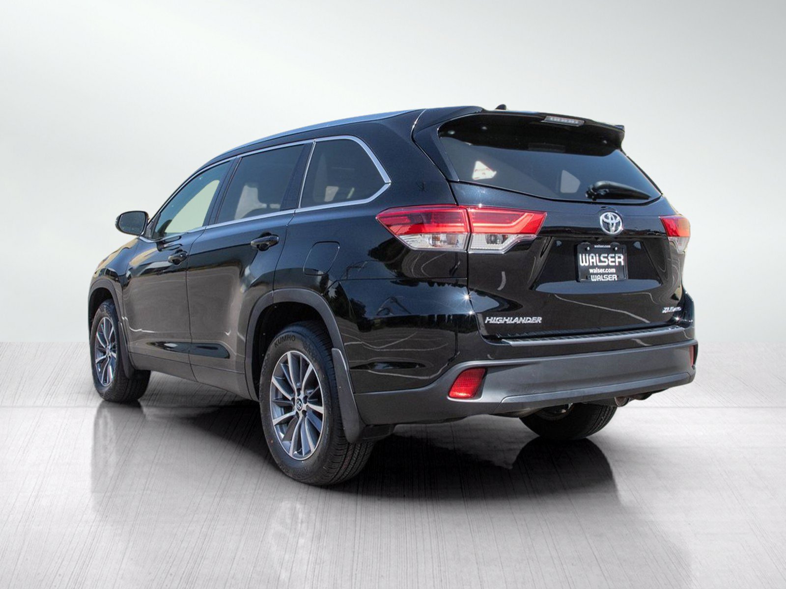 Used 2019 Toyota Highlander XLE AWD/4WD image 3
