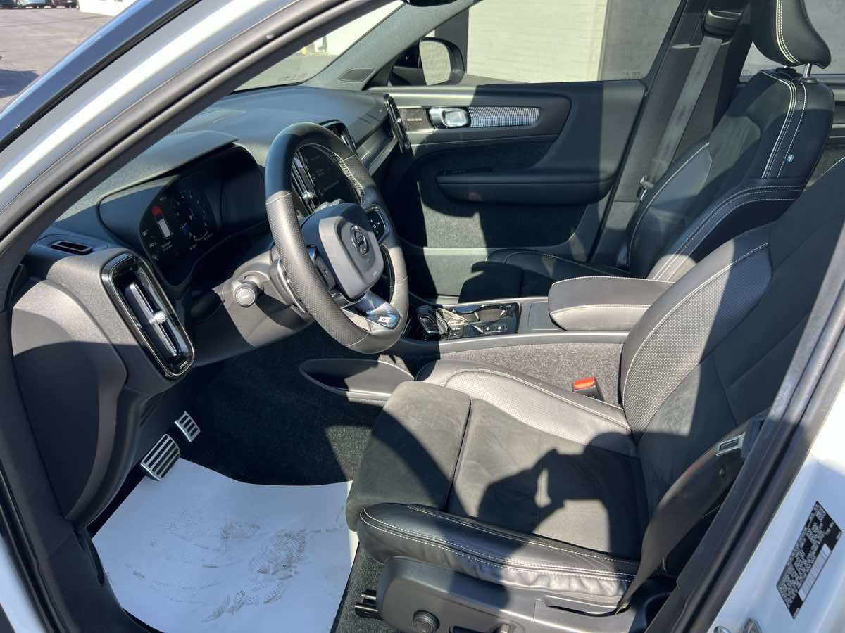 Used 2020 Volvo XC40 T5 R-Design image 11