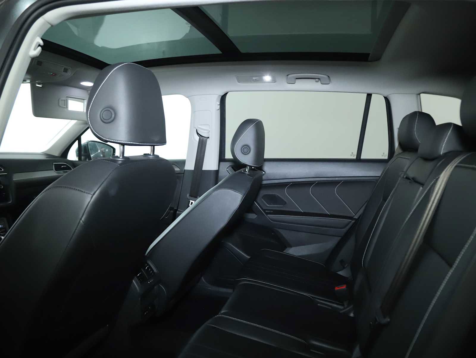 Certified 2024 Volkswagen Tiguan SE w/ Panoramic Sunroof Package AWD/4WD image 15