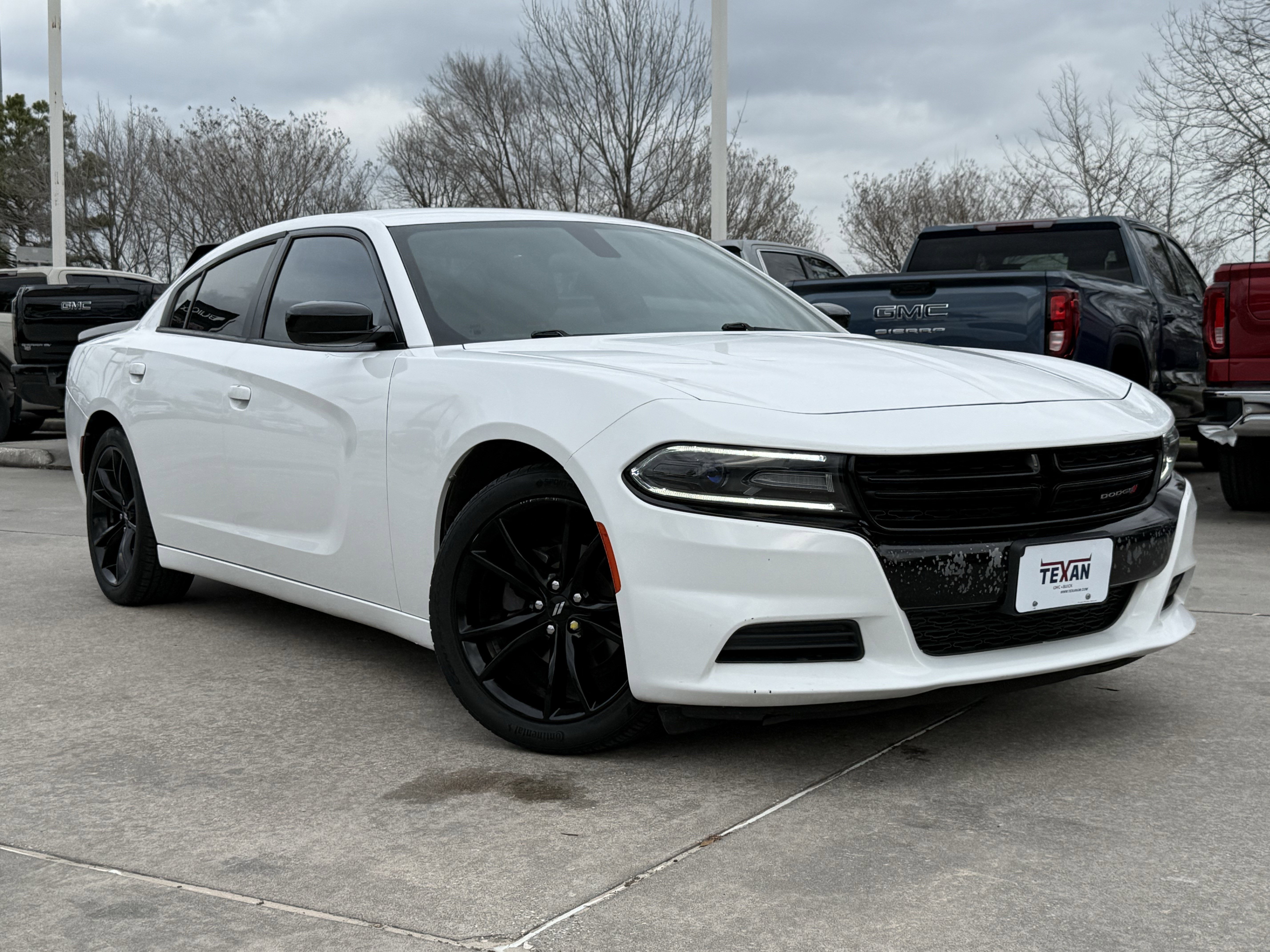 Used 2018 Dodge Charger SXT w/ Blacktop Package image 2