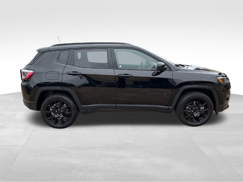 Used 2024 Jeep Compass Latitude w/ Convenience Group AWD/4WD image 7