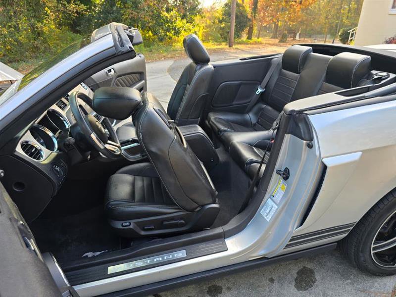 Used 2010 Ford Mustang Convertible image 20
