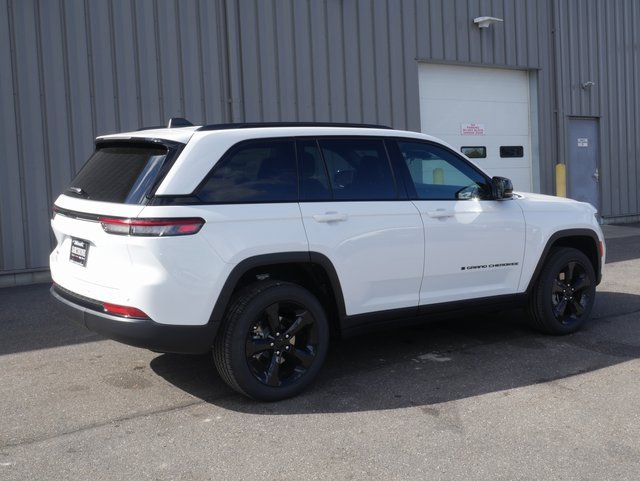 New 2025 Jeep Grand Cherokee Altitude image 13