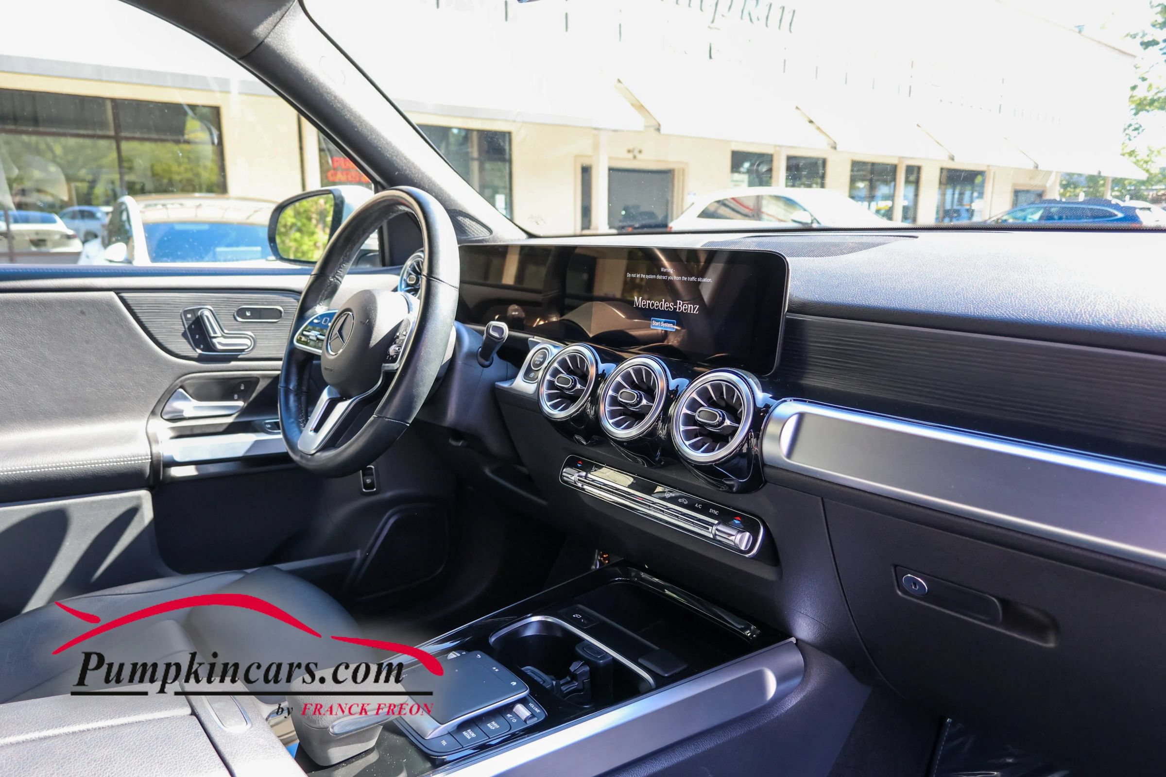 Used 2023 Mercedes-Benz GLB 250 4MATIC w/ Premium Package image 24