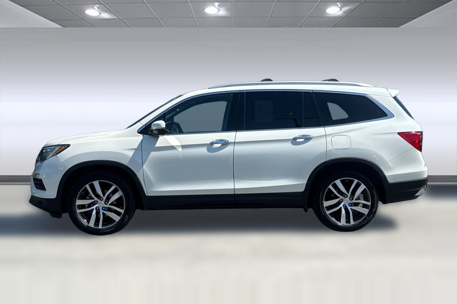 Used 2017 Honda Pilot Touring image 2