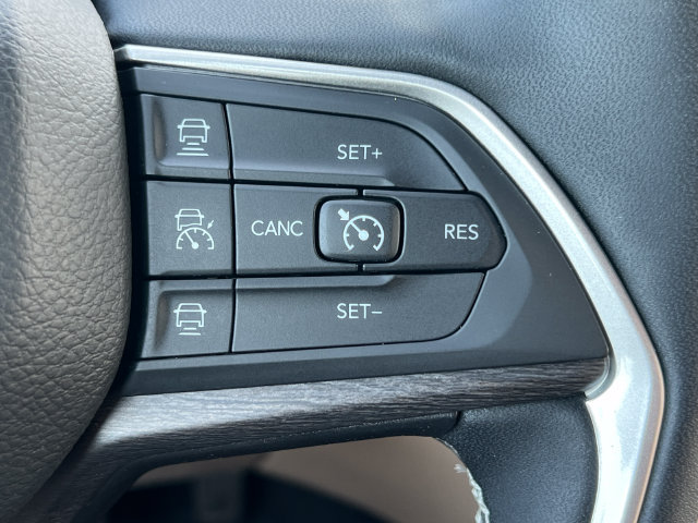 Used 2023 Jeep Grand Cherokee Limited w/ Luxury Tech Group II AWD/4WD image 24